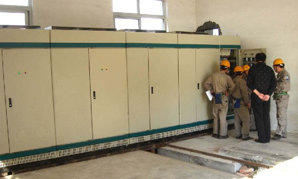 萬(wàn)邦永躍兩臺(tái)1200KVA岸電電源現(xiàn)場(chǎng)調(diào)試2.jpg 萬(wàn)邦永躍兩臺(tái)1200KVA岸電電源現(xiàn)場(chǎng)調(diào)試2.jpg